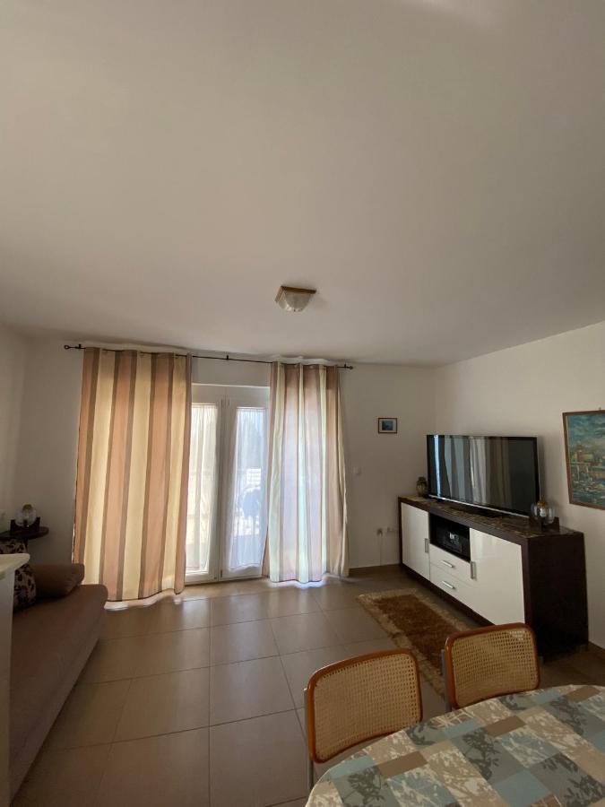 Apartmani Sara 오미살즈 외부 사진