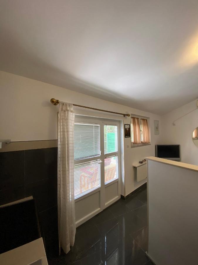 Apartmani Sara 오미살즈 외부 사진